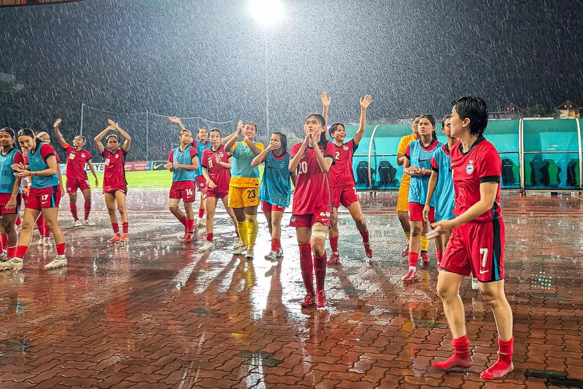 雌狮的球员在赛后冒着大雨感谢看台上的球迷。（李冠卫摄）