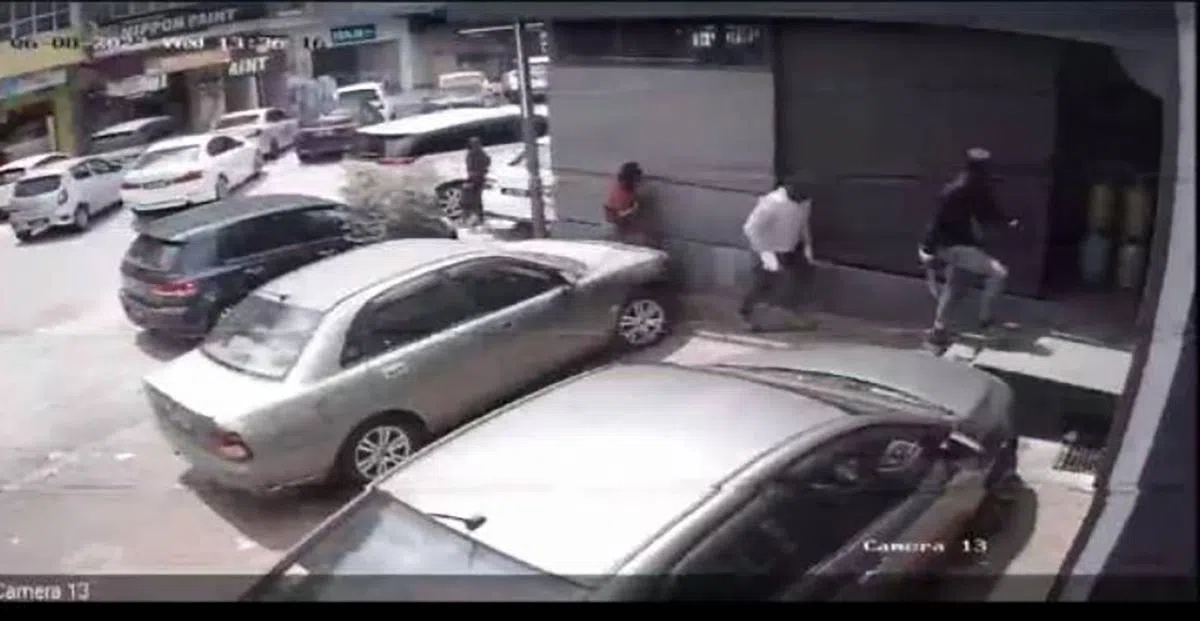 四名蒙面男持刀 闯入餐厅。（档案照）