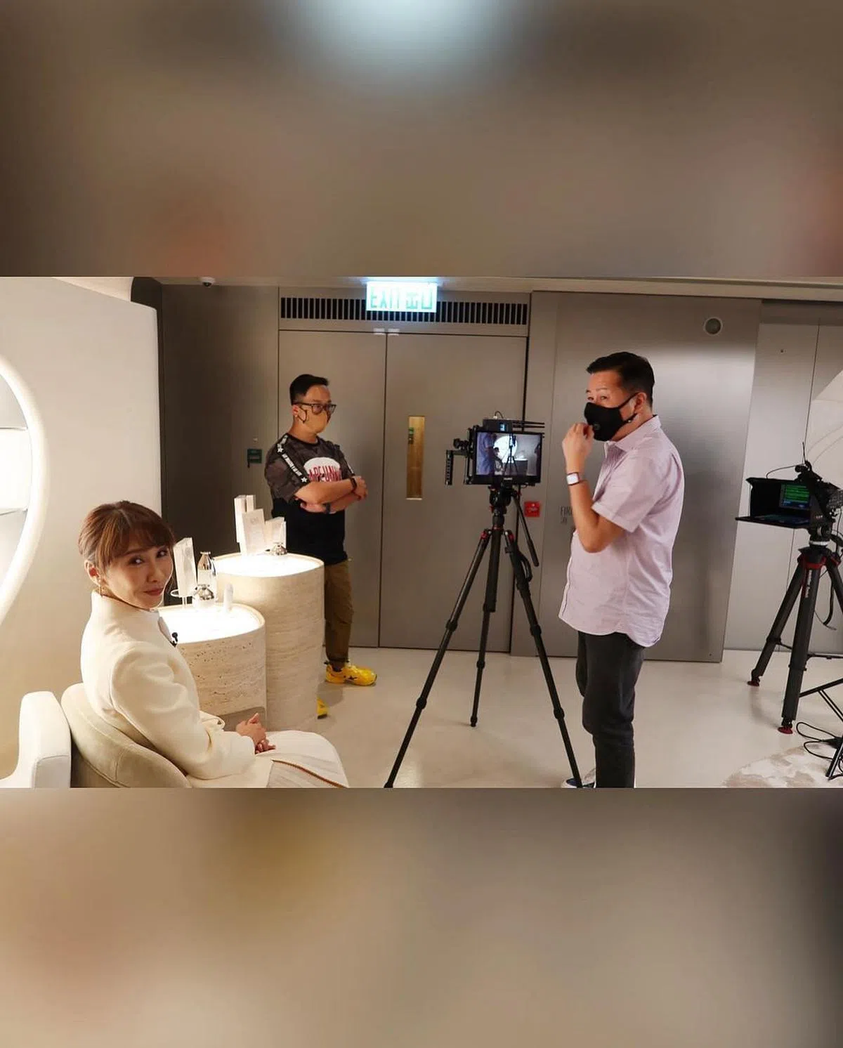 黎姿（左）除了出席公司股东大会，还参与拍摄工作。（取自IG） 