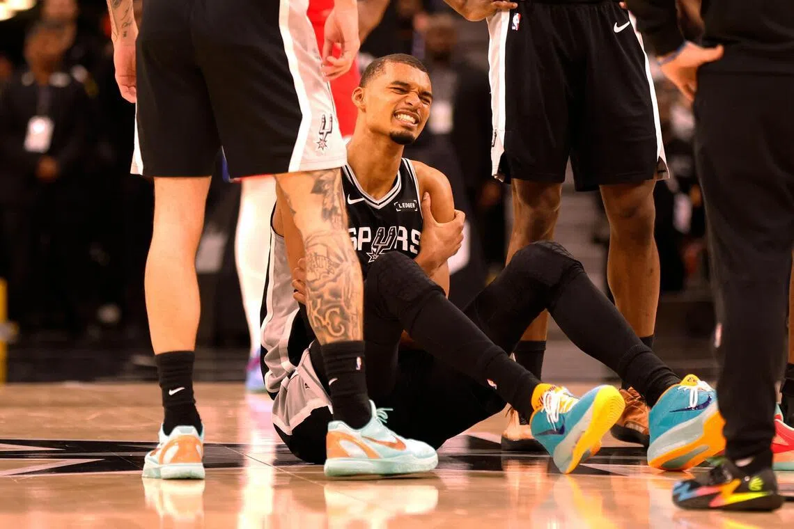 22岁的文班亚马自进入联盟以来伤病不断，在一周前对阵费城76人的比赛中还肋骨受伤，虽然没有大碍，但伤病可能成为他在季后赛更进一步的绊脚石。（法新社）