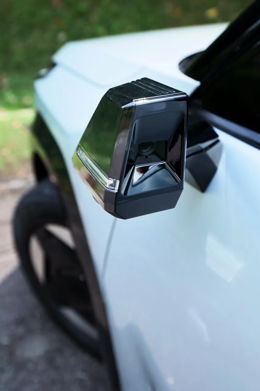 车外左右两侧使用外置摄像头代替传统后视镜。（龙国雄摄）