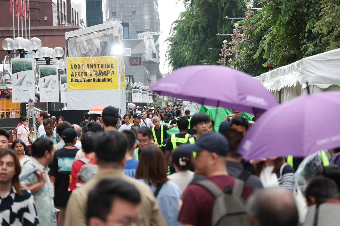 乌节路傍晚时分下起毛毛雨，不少公众前往商场室内避雨。（李冠卫摄）