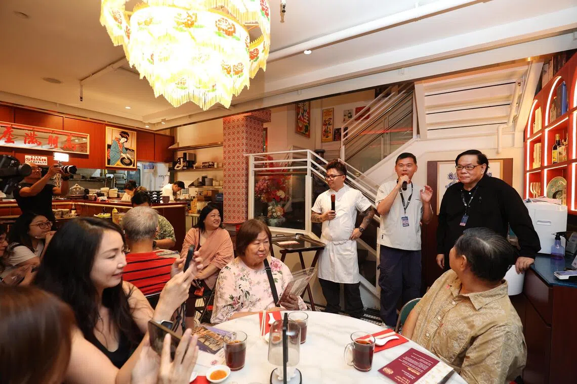 王顺平（站排左起）、活动策划人叶孝忠和作家林得楠，在新加坡作家节“字味盛宴”活动上，一起歌颂潮汕传统。（何家俊摄）