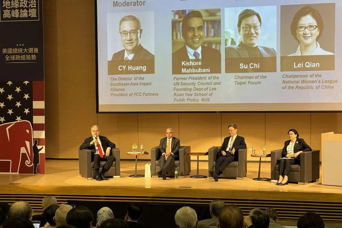 台湾李国鼎科技发展基金会、长风文教基金会、 东南亚影响力联盟9月11日举办“2024地缘政治高峰论坛”。 台上左起为论坛圆桌座谈主持人东南亚影响力联盟理事长黄齐元、 新加坡国立大学李光耀公共政策学院创院院长马凯硕、台湾国安会前秘书长苏起、台湾前立委雷倩。 （缪宗翰摄）