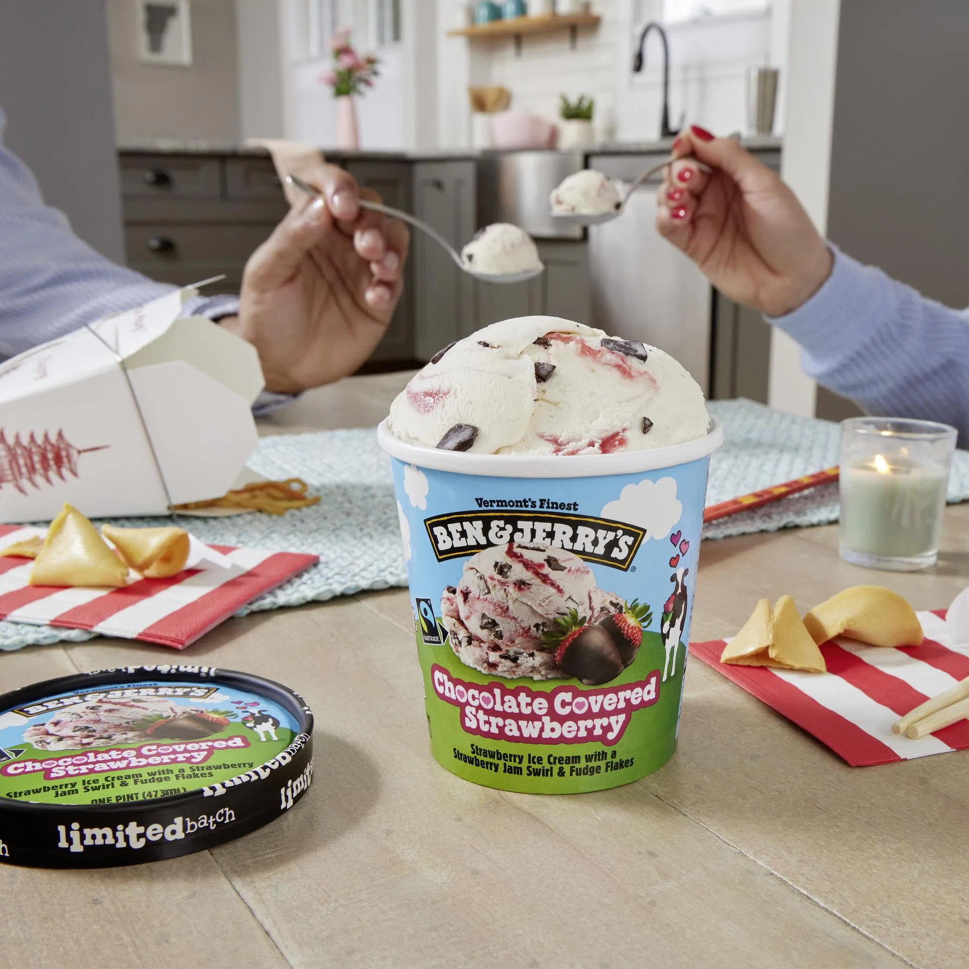 “Chocolate Covered Strawberry”冰淇淋以草莓冰淇淋为基础，融入草莓果酱和巧克力片，口感既浓郁又清爽。（商家提供）