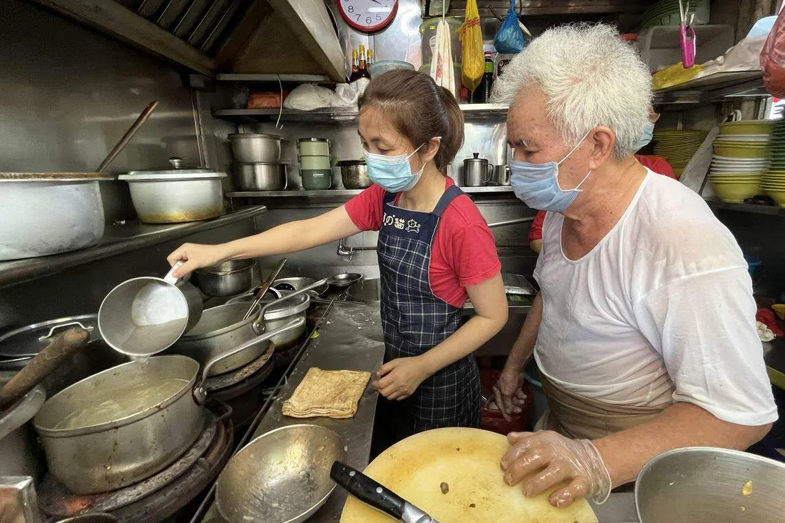 黄顺记鱼糜·鸭糜的老板黄和顺（右），选择前导游郑秋茹当接班人。（档案照片）