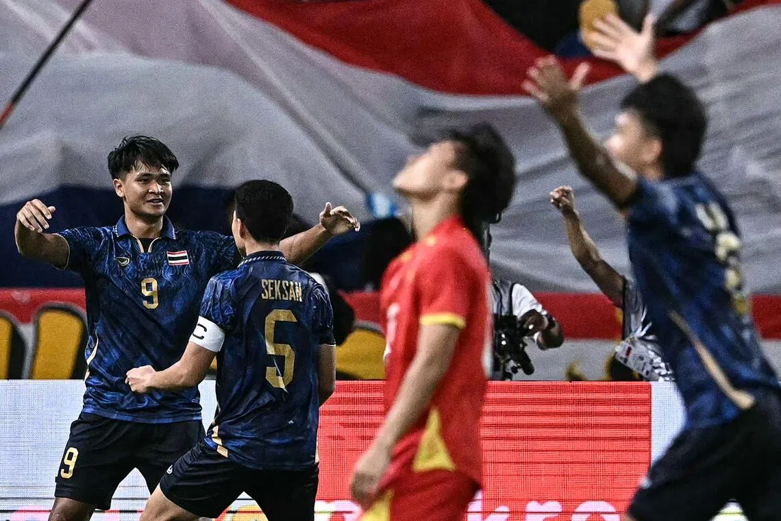 泰国前锋约特萨科恩（左一）和队长兼中场社山（左二）先后进球，让主队在上半场两球领先。（法新社）