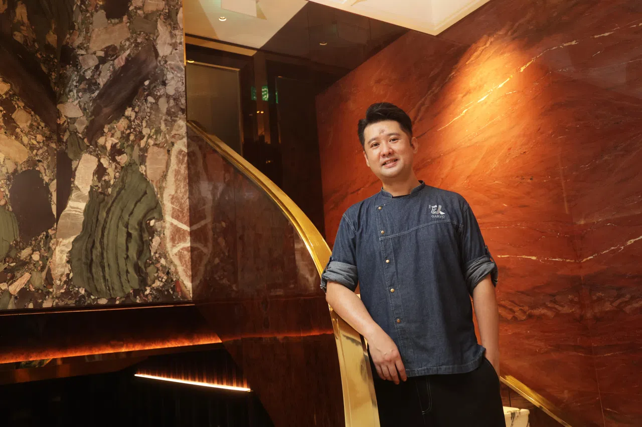 卧龙·割烹主厨黎司诺说，山葵根部带有明显辣味，靠近茎部的则带有自然甜辣，先磨根部，再磨茎部，可使研磨出来的山葵呈现辣甜味平衡。（蔡家增摄）