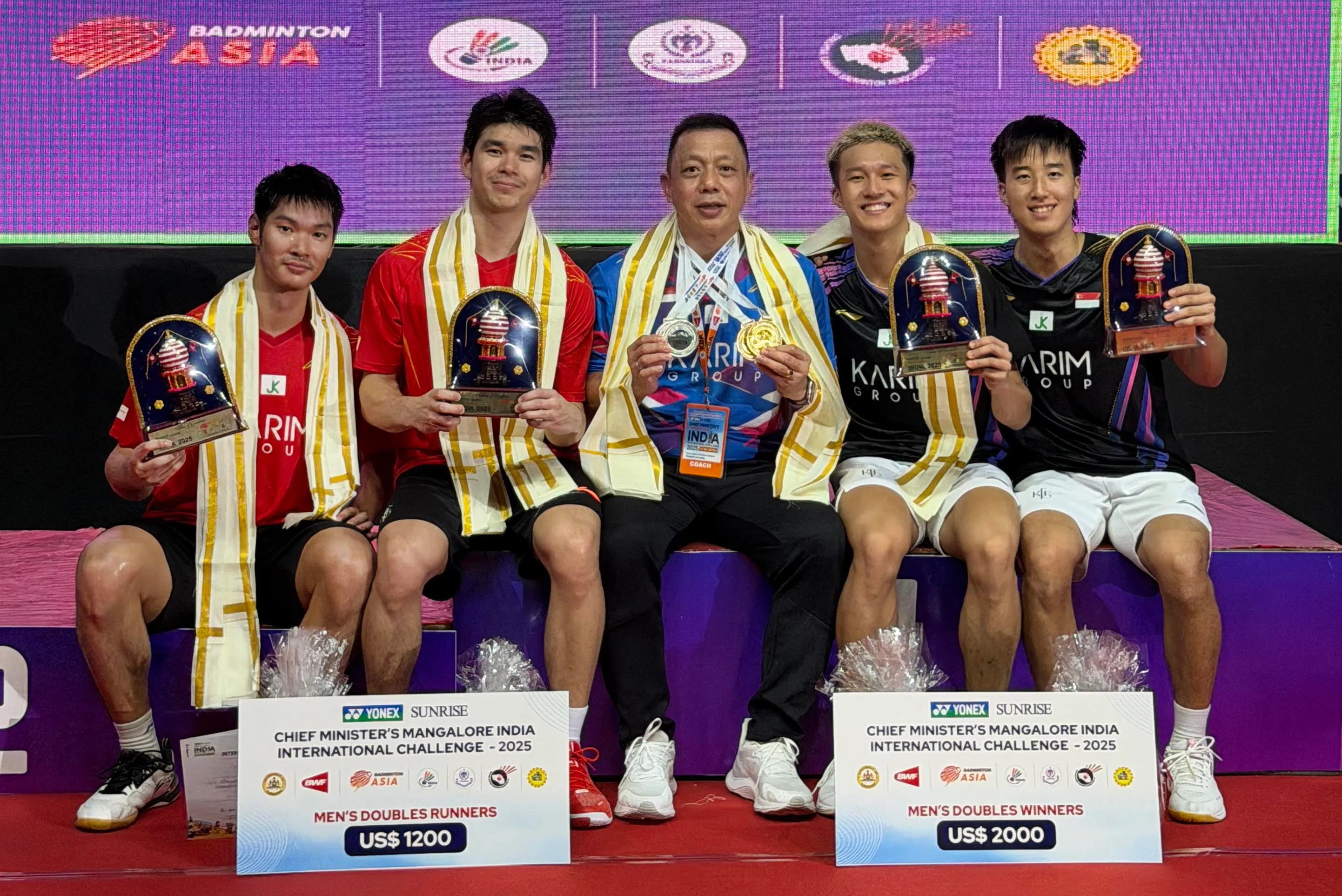 双打主教练鲍鲁斯（中）赛后与四名新加坡男双选手黄劲腾（左起）、黄家豪、高永杰和窪纯佑合影。（新加坡羽毛球总会提供）