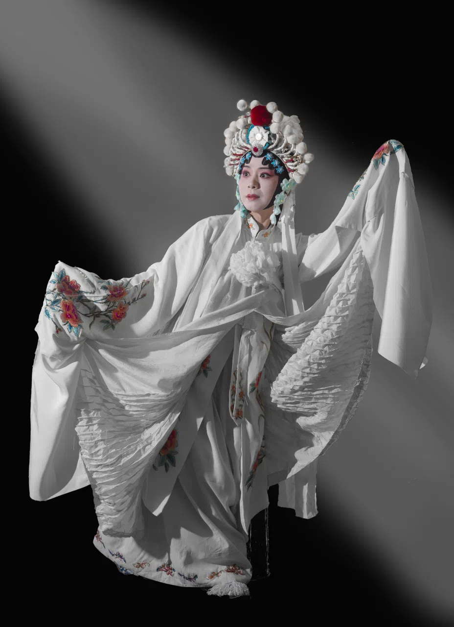 大型神话琼剧《白蛇传》11月下旬即将上演，本地演员刘慧敏将在部分段落中饰演白素贞。（新加坡传统艺术中心提供）