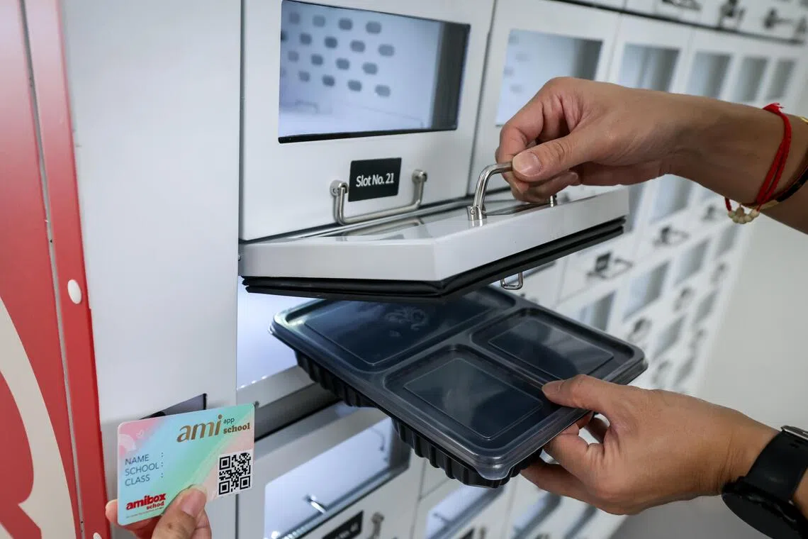 英华学院与餐饮业者长城合作，由中央厨房供餐。家长可通过应用为孩子预订餐食，供应商在休息前会把餐食放进储食柜，学生凭个人卡领餐。（叶振忠摄）