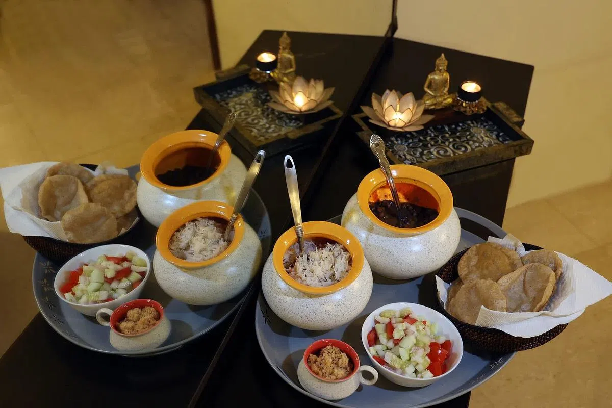 旁遮普家庭宴客餐包括油炸饼，配搭鹰嘴豆咖喱和小茴香饭，再加上甜品和沙拉。（梁麒麟摄）