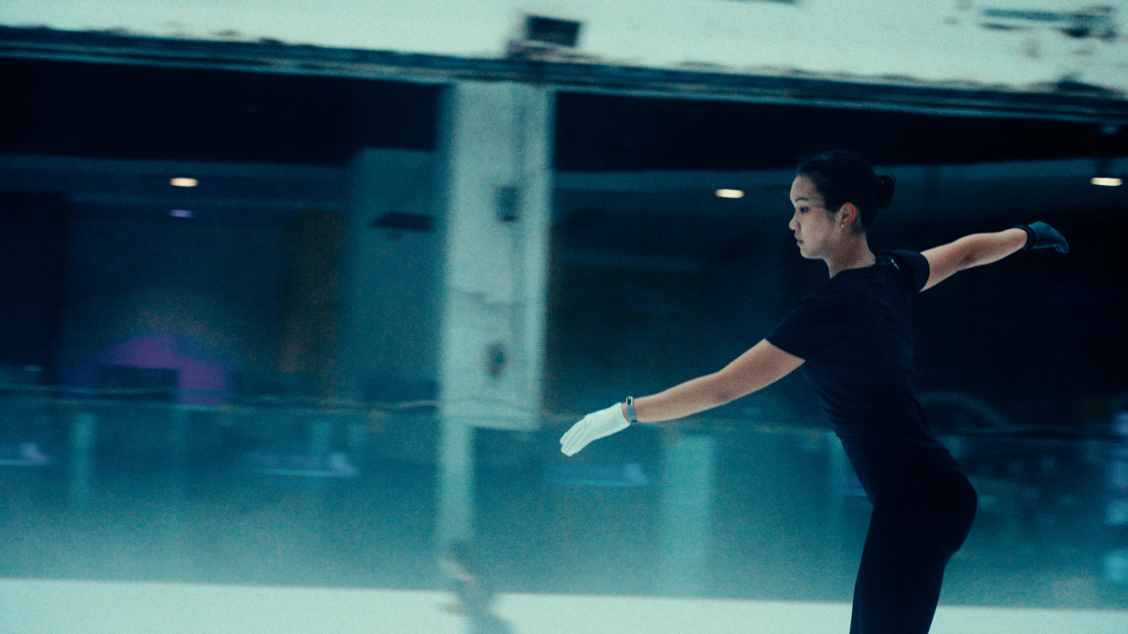 洪敏恩（18岁）从小在裕冰坊三楼的滑冰场训练，至今已有十年之久。（视频截图）