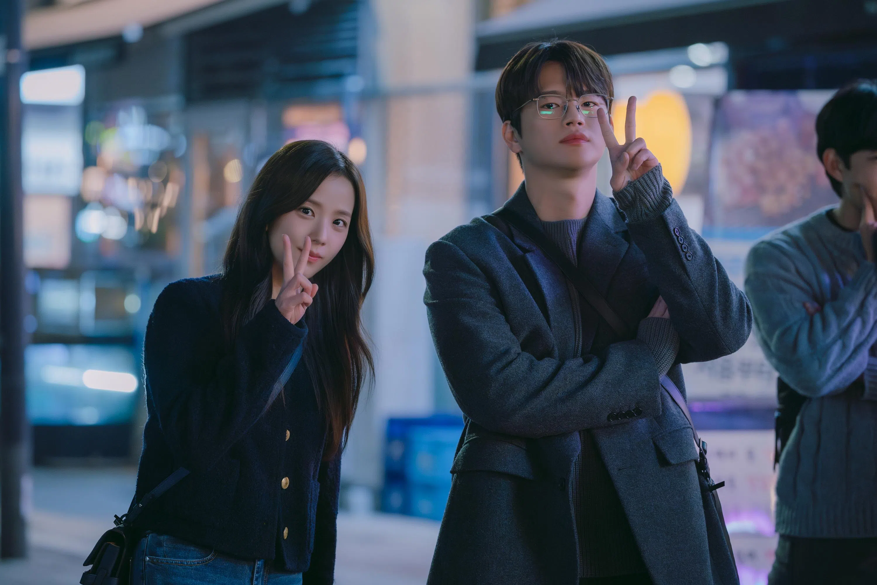 徐未来（左）和朴庆南从职场同事晋升为恋人关系。（Netflix提供）