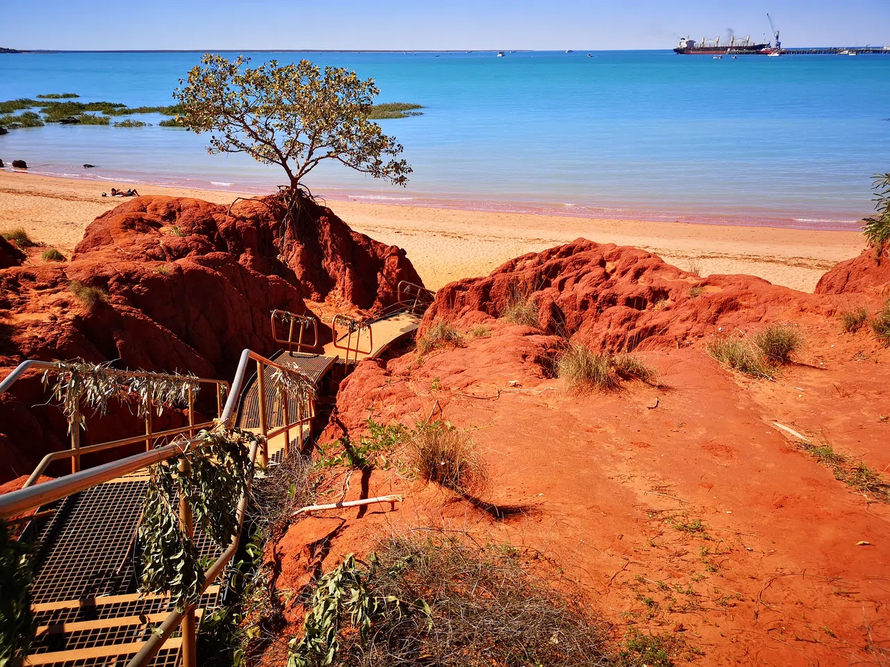 赤红与碧蓝，典型的布鲁姆颜色。（黄匡宁摄）