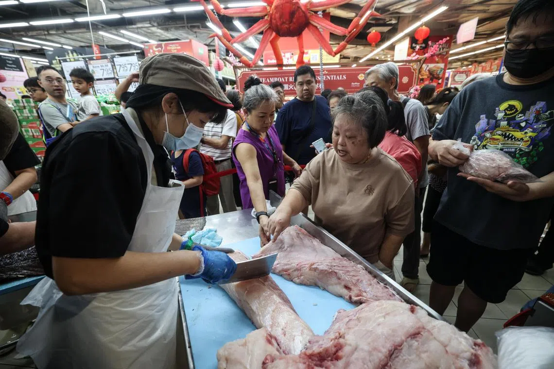 整条鱼几乎就被蜂拥的顾客抢购一空。（关俊威摄）