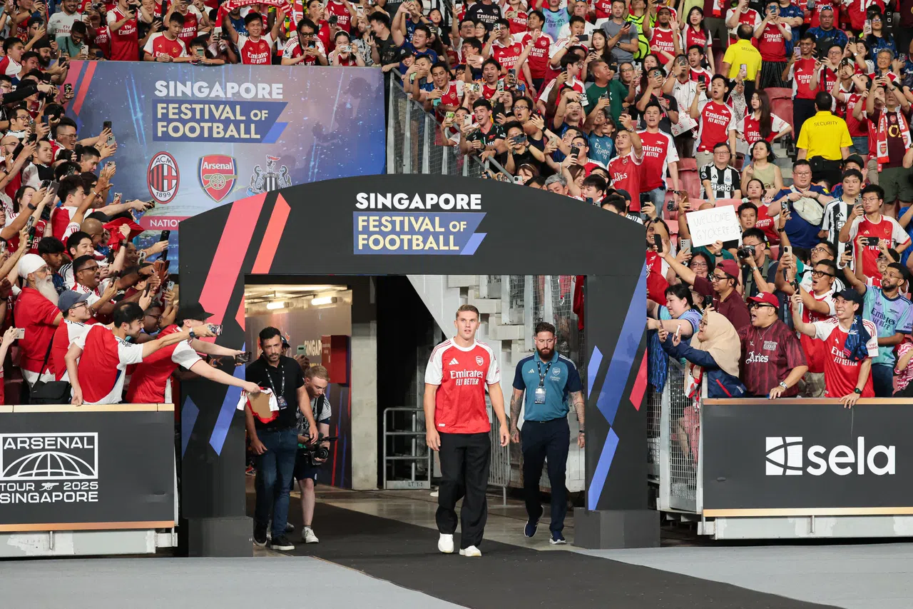 阿申纳新援中锋吉欧克勒斯在对垒纽卡斯尔的比赛前正式公开亮相，受到我国球迷热烈欢呼。（李冠卫摄）