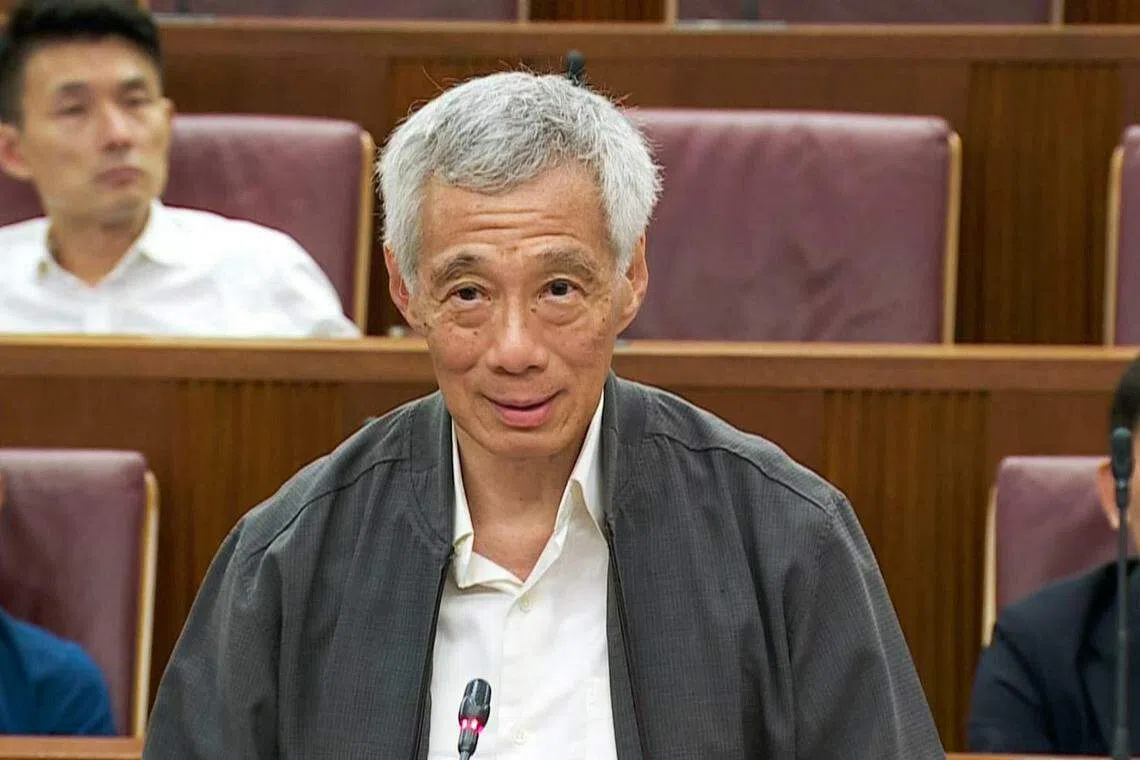针对交通部长易华仁在停职期间仍能领取薪水，李总理（图）认为，这是比较公平的处理方式，是参考了公共服务的做法。（Gov.sg视频截图）
