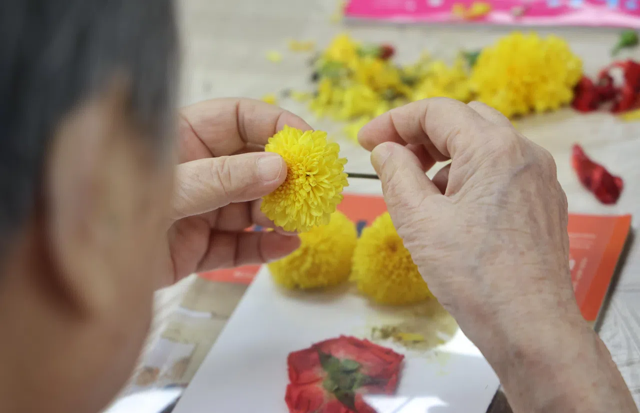 触摸花朵的过程能刺激参与者的感官。（唐家鸿摄）