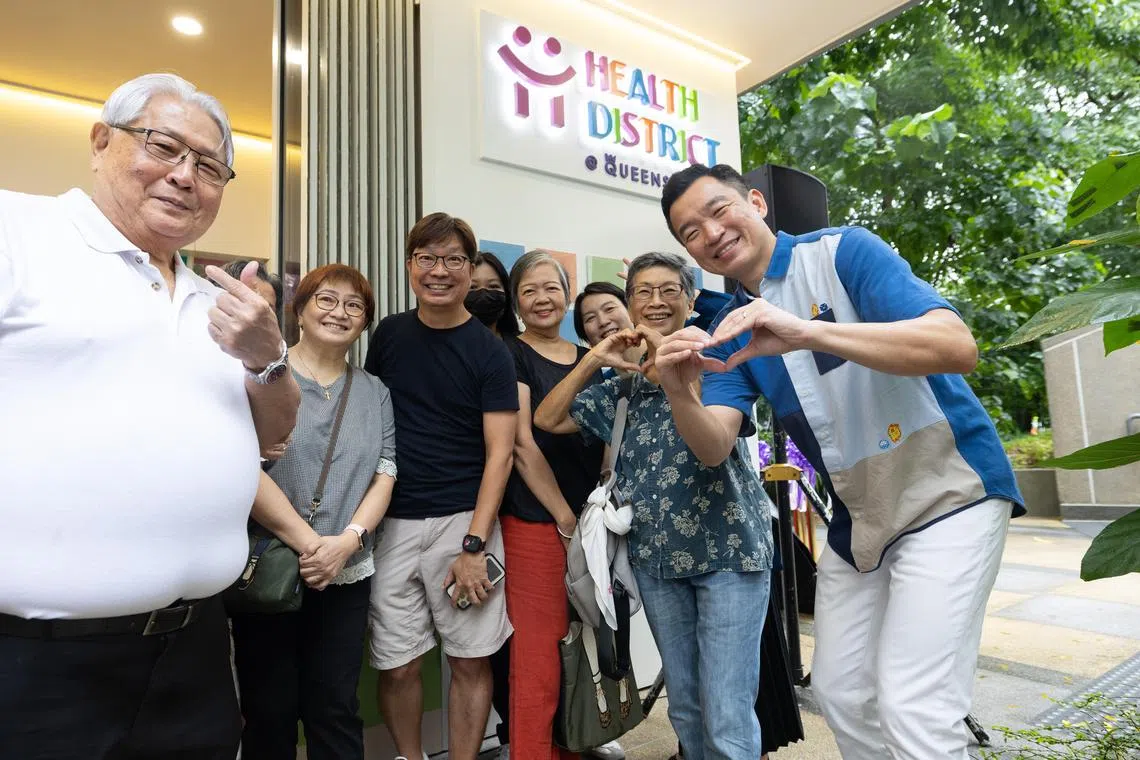 社会及家庭发展部兼文化、社区及青年部高级政务次长蔡瑞隆（右一）出席开幕剪彩活动时，与居民和参与者互动。（特约沈康雄摄）