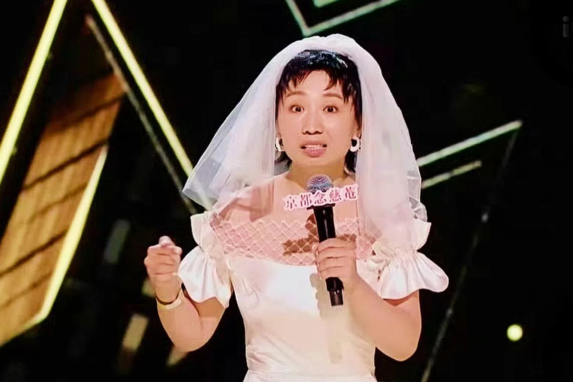 小鹿穿着婚纱站上《喜剧之王单口季》舞台，将自己前阵子备婚、婚礼的点滴创作成一个个喜剧段子。（取自节目微博）