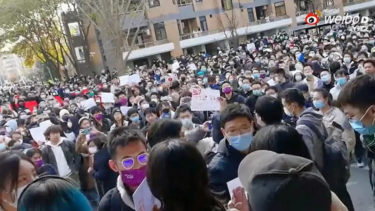 网传视频显示，数百名清华大学学生星期天在校园内聚集示威，其中不少人手举白纸表示无声抗议。 （视频截图） 