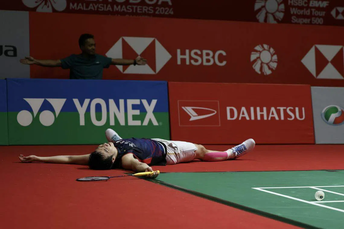 骆建佑最后一球出界，激战一小时拿下胜利的王子维累得倒地。（陈芷馨摄）