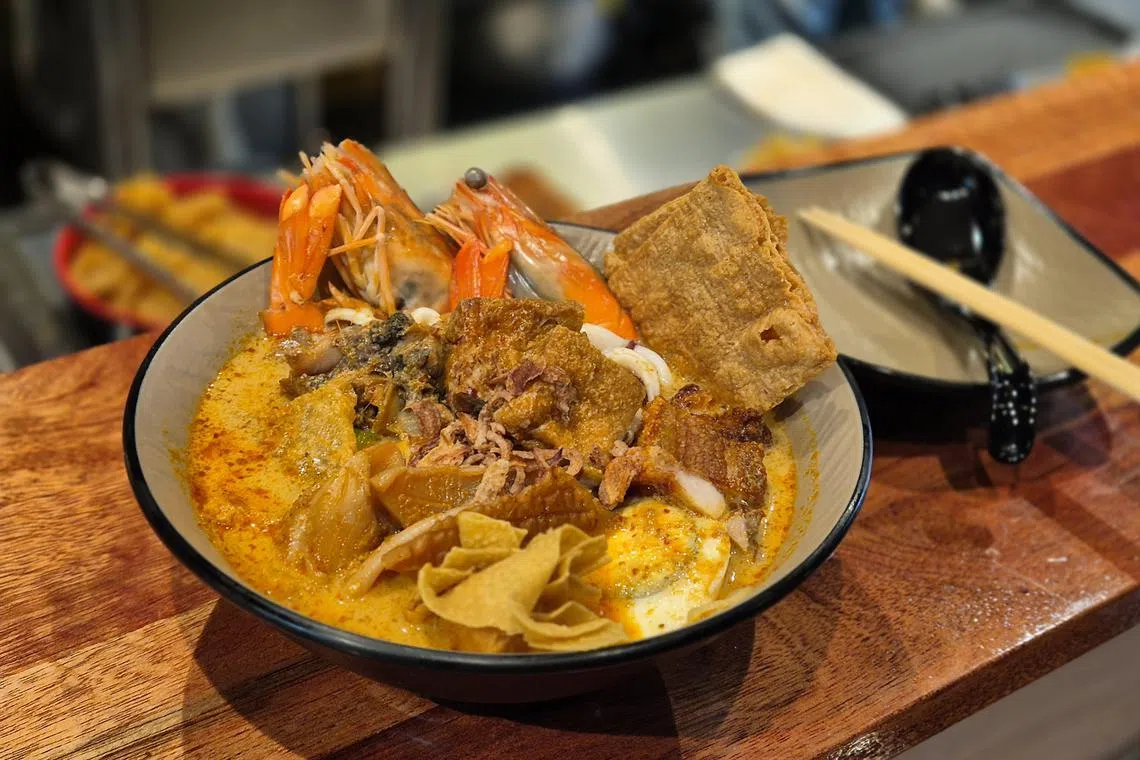 Kangji Curry Mee的珍宝版本有大虾、苏东和血蛤。（陈爱薇摄）