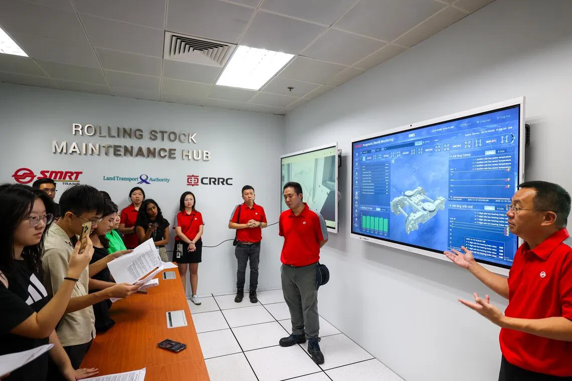 在列车维修统筹中心，SMRT工作人员向媒体介绍列车底部的转向架监测系统，用于实时追踪车轮磨损、轴载、温度和震动等数据。（林明顺摄）