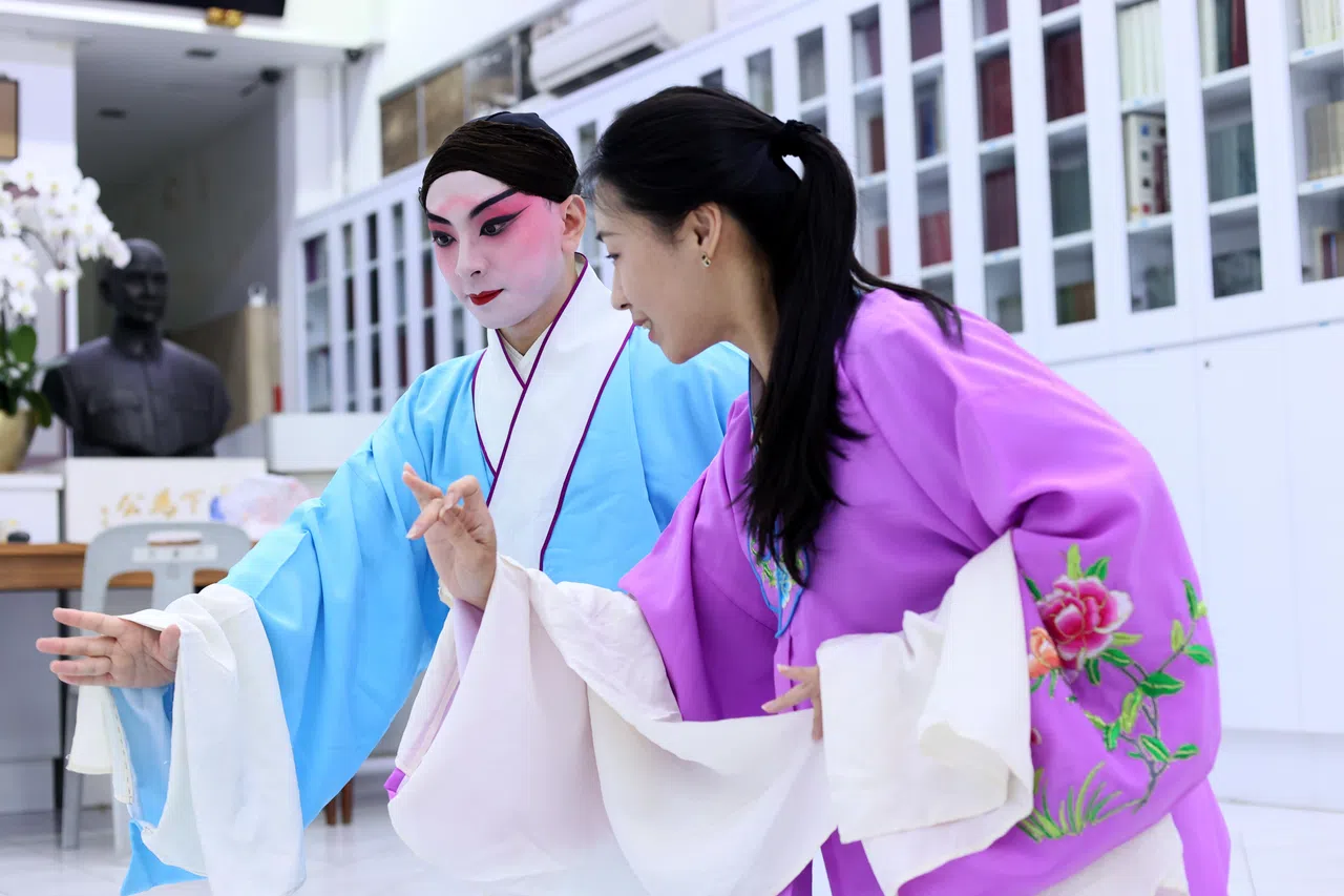 八零后、九零后一代，组成天韵现在的主要演员班底。图为小生演员王洁、青衣演员杨天熙。（龙国雄摄）