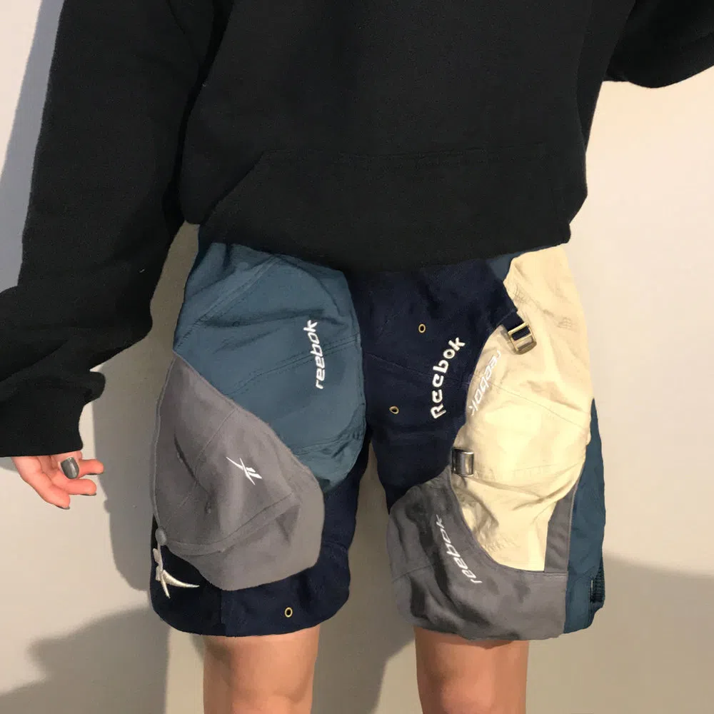 妮可将鸭舌帽缝凑成新潮的运动裤。（互联网）