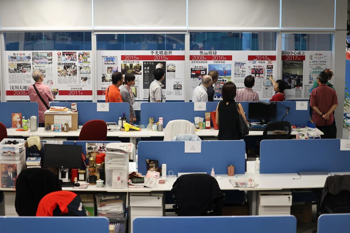 早报专栏作者午餐交流会出席者当中，有不少在交流会结束后参与早报新闻室导览活动。（陈渊庄摄）