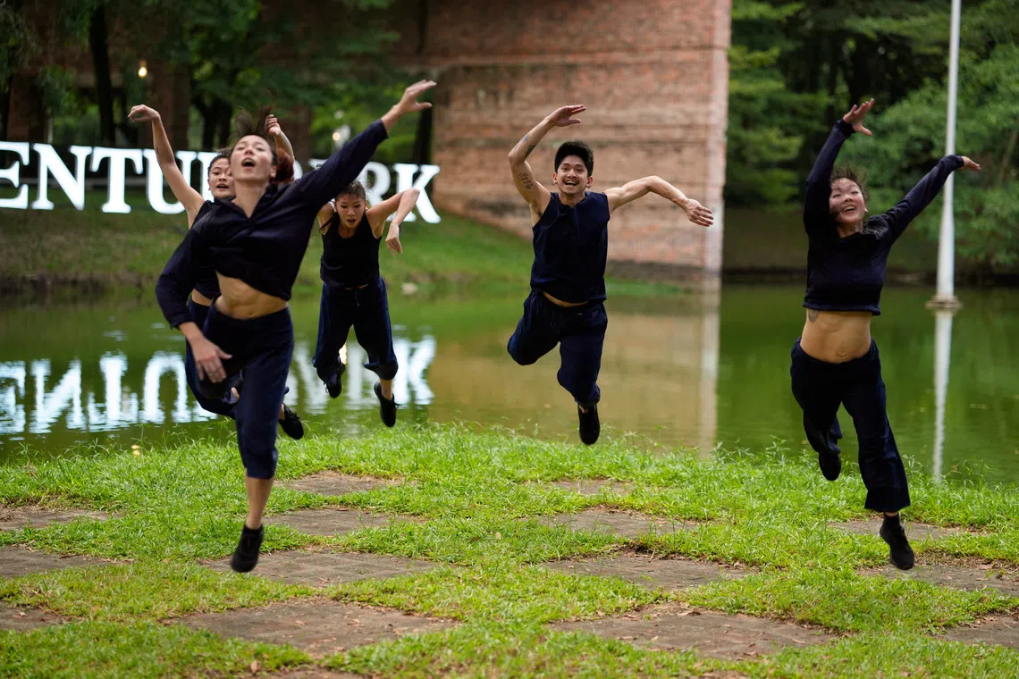 舞者在风与水的怀抱中起舞。（人·舞团提供／Way Studio摄）