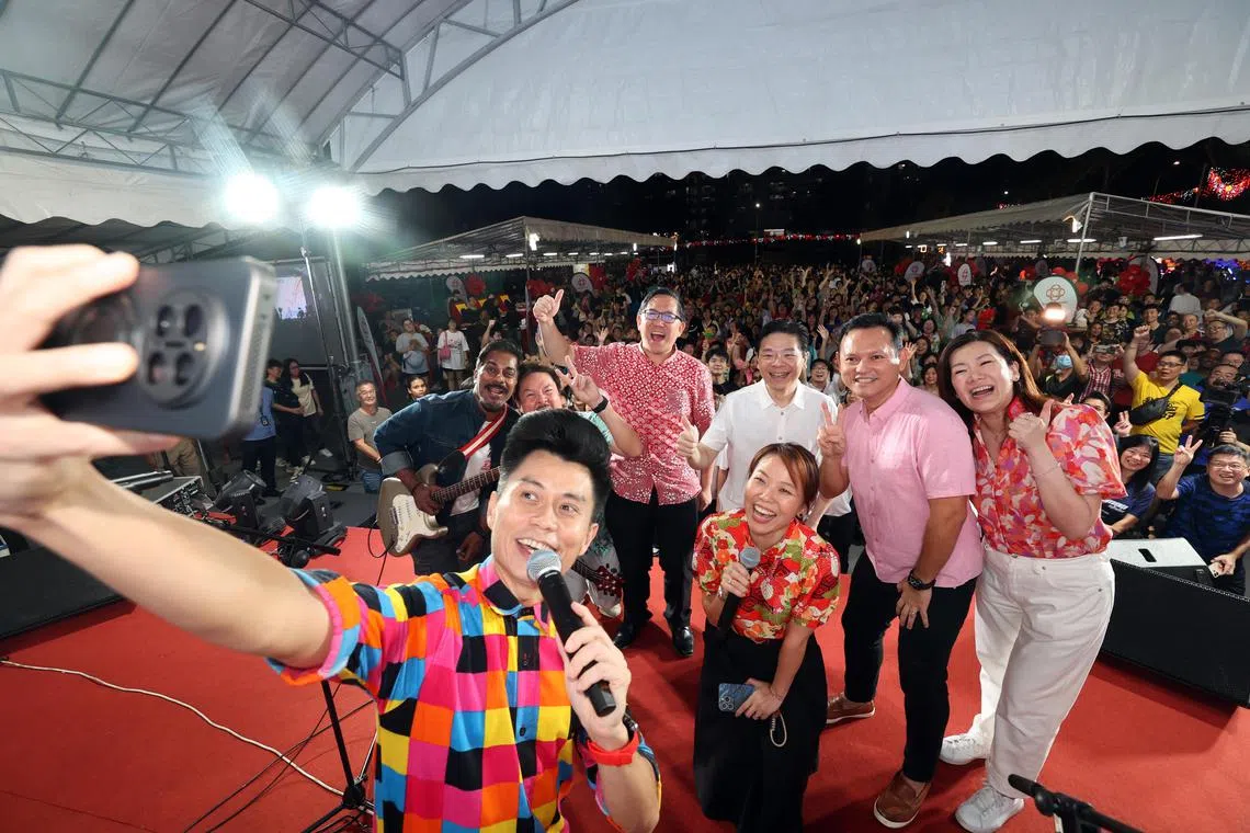 马西岭—油池集选区议员苏慧敏（第二排右起）、人力部兼国防部高级政务部长扎吉哈、总理兼财政部长黄循财和西北区市长任梓铭出席妆艺在邻里活动，与居民互动合照，并观看200架无人机的表演。（邝启聪摄）