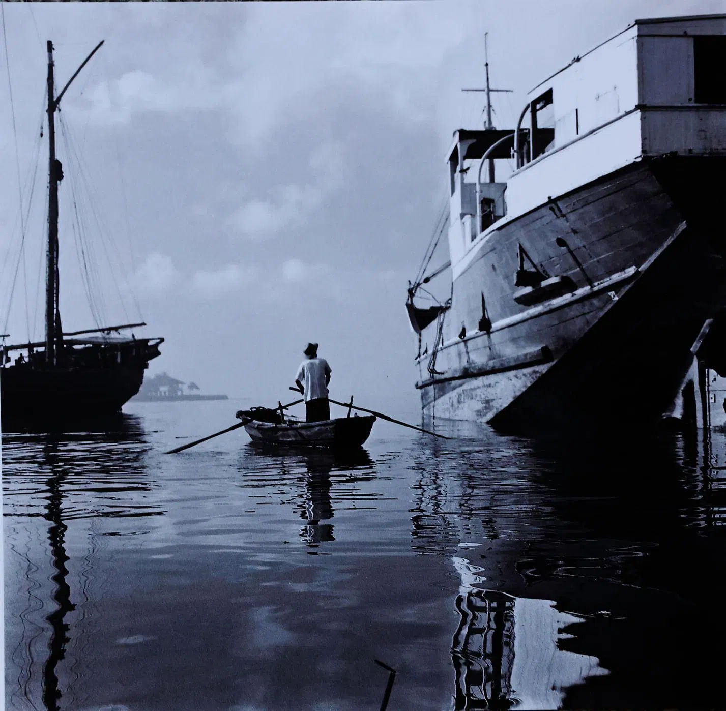 船夫每天摇着桨穿梭于大船之间，寻找接驳的搭客。（雷福胜摄）