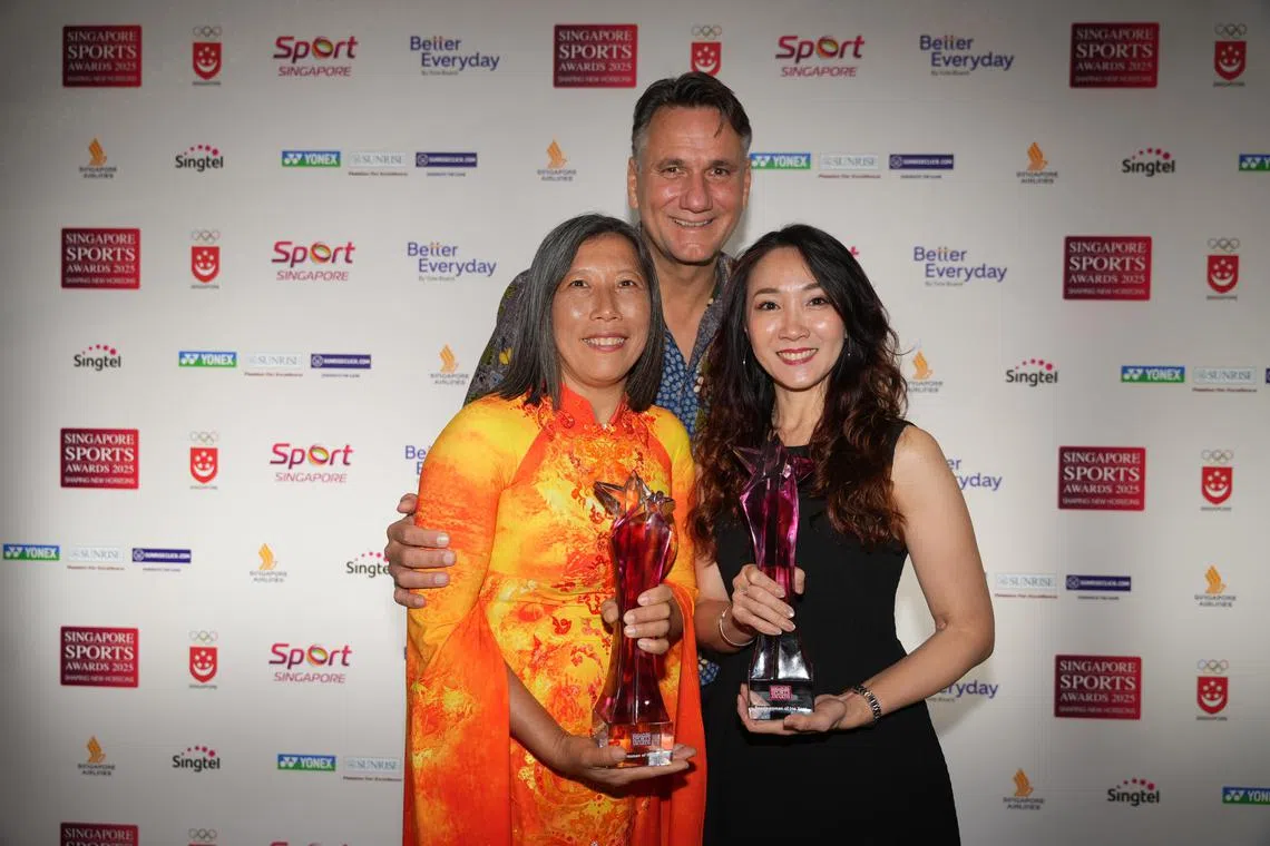 罗芝宁及墨士廉皆在海外备战而缺席今年的颁奖礼。（左至右）墨士廉的母亲丁慧卿、父亲瓦伦丁·梅德，以及罗芝宁的母亲文妍之为孩子代领奖项。（谢智扬摄）