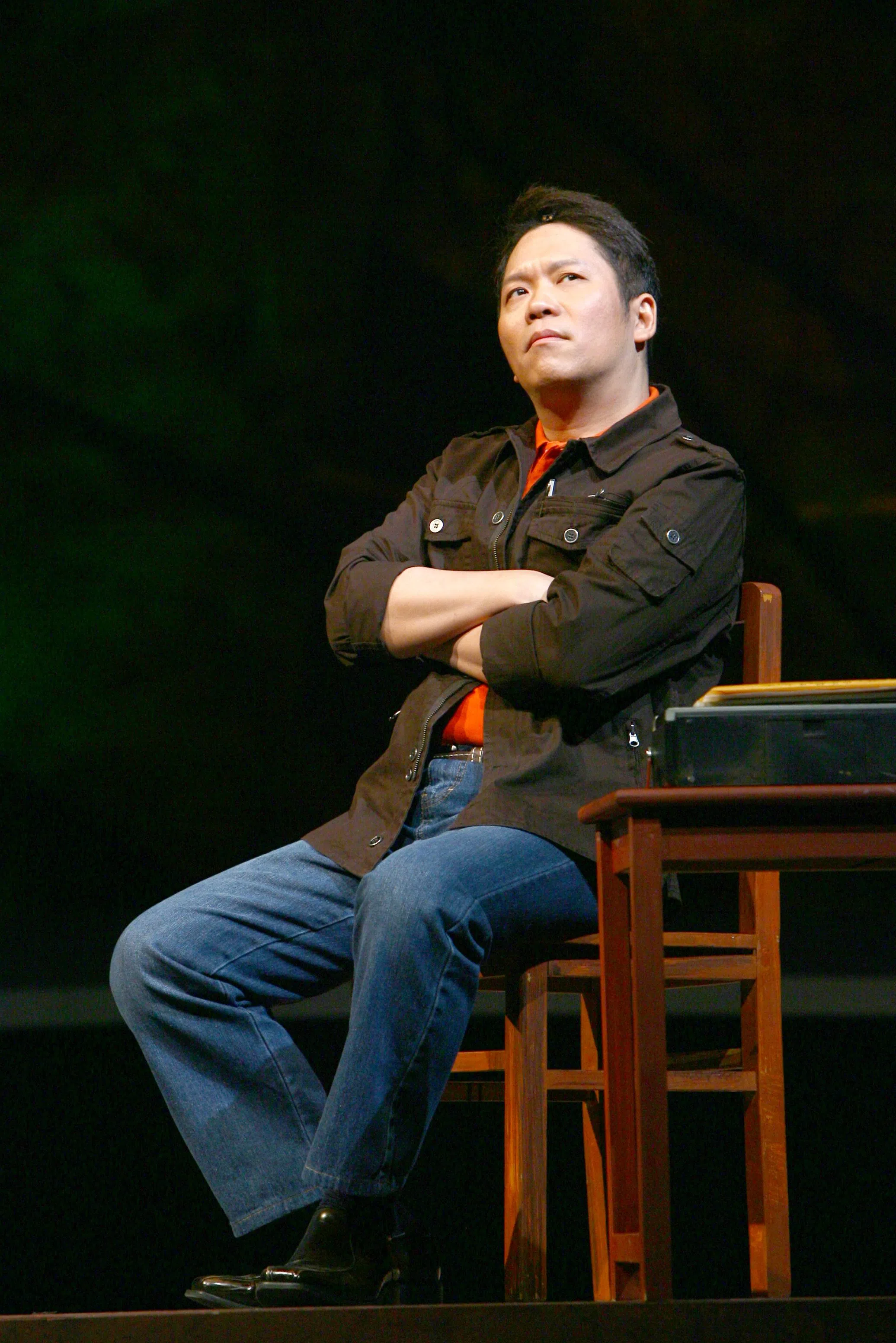 卜学亮饰演莫利教授的学生米奇，金士杰形容他身上有与角色相符的特征，使人物刻画更精彩。（滨海艺术中心提供）