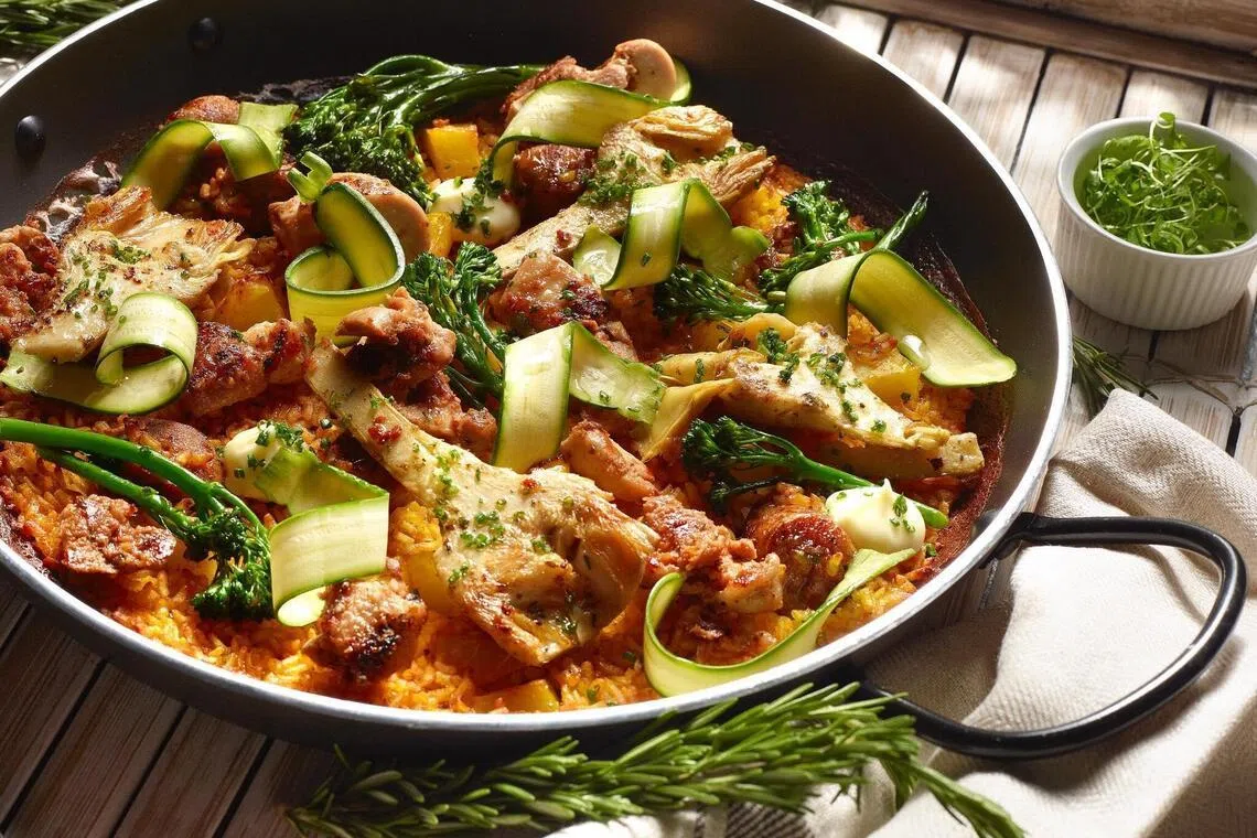 西班牙鸡肉饭以鲜甜鸡肉为特色。（互联网）