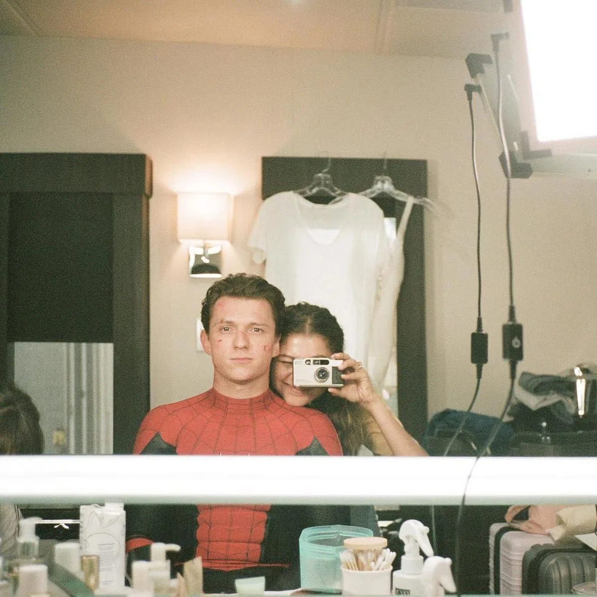 因戏结缘，Tom Holland与女友Zendaya的官宣认爱照吸引超过2000万人点赞。（图/IG）