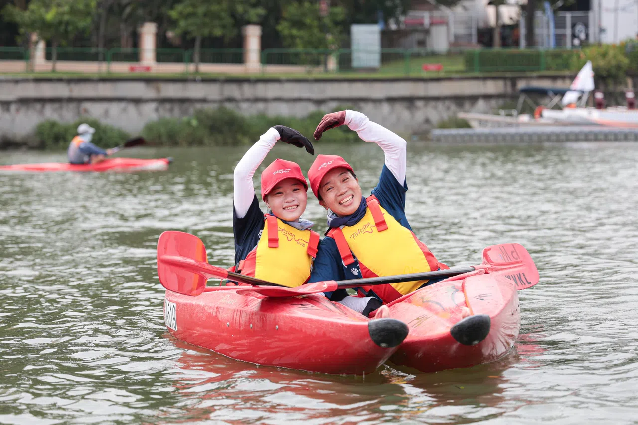 林鑫瑜（左）非常享受和妈妈王佳慧一起划皮艇，令她感到快乐和放松。（李冠卫摄）