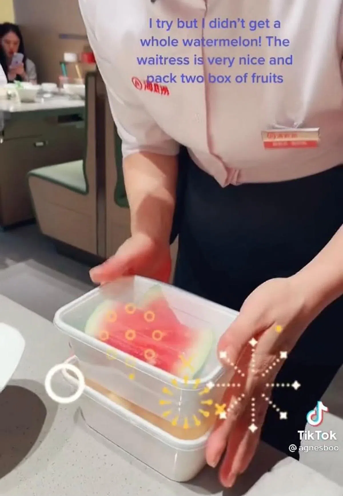 海底捞赠送多种水果，供客人选择。（agnesboo TikTok截图）