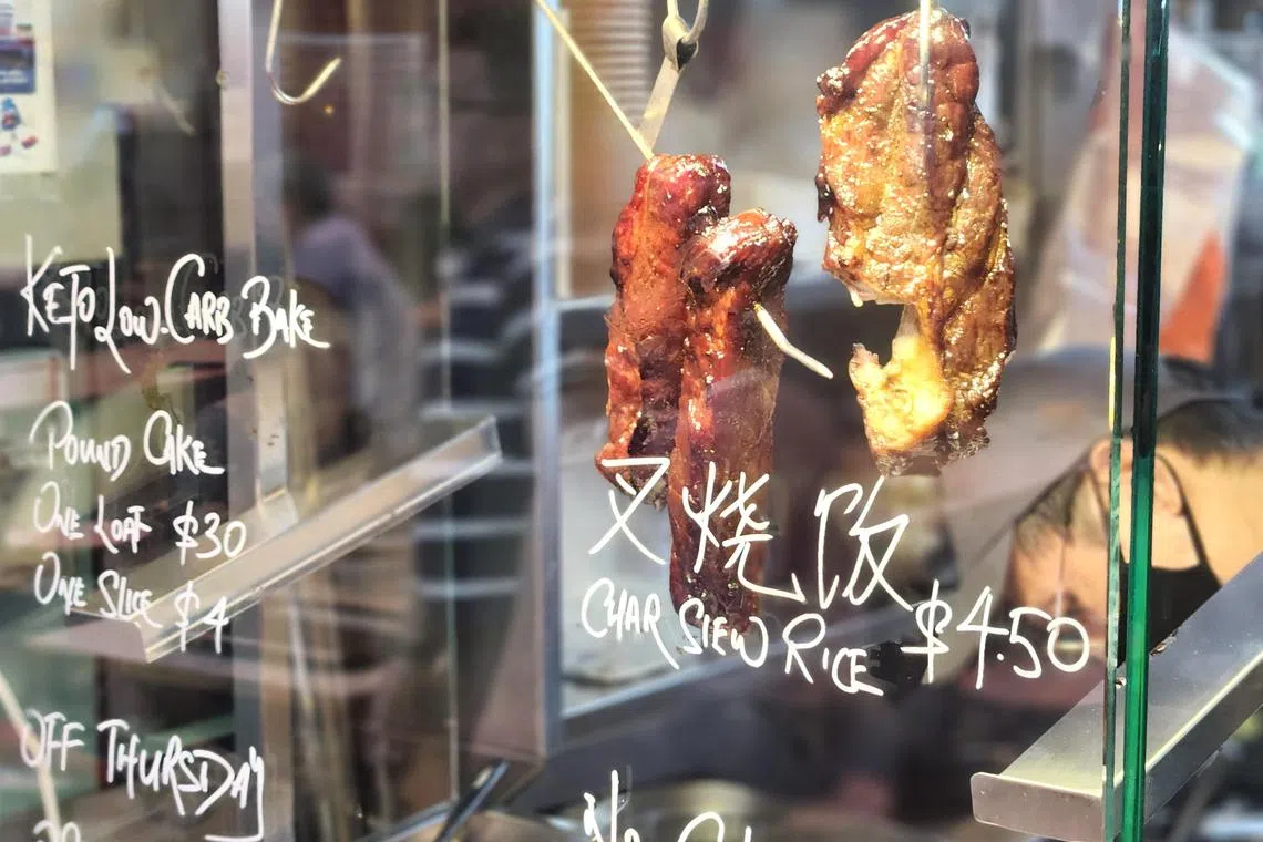 成排的叉烧和烧肉到中午时段已所剩无几。（陈爱薇摄）