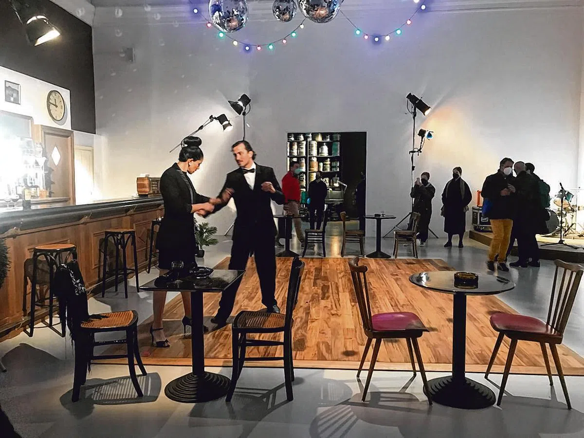 法国馆以一对男女在老式酒吧的跳舞表演，让访客身入其境。