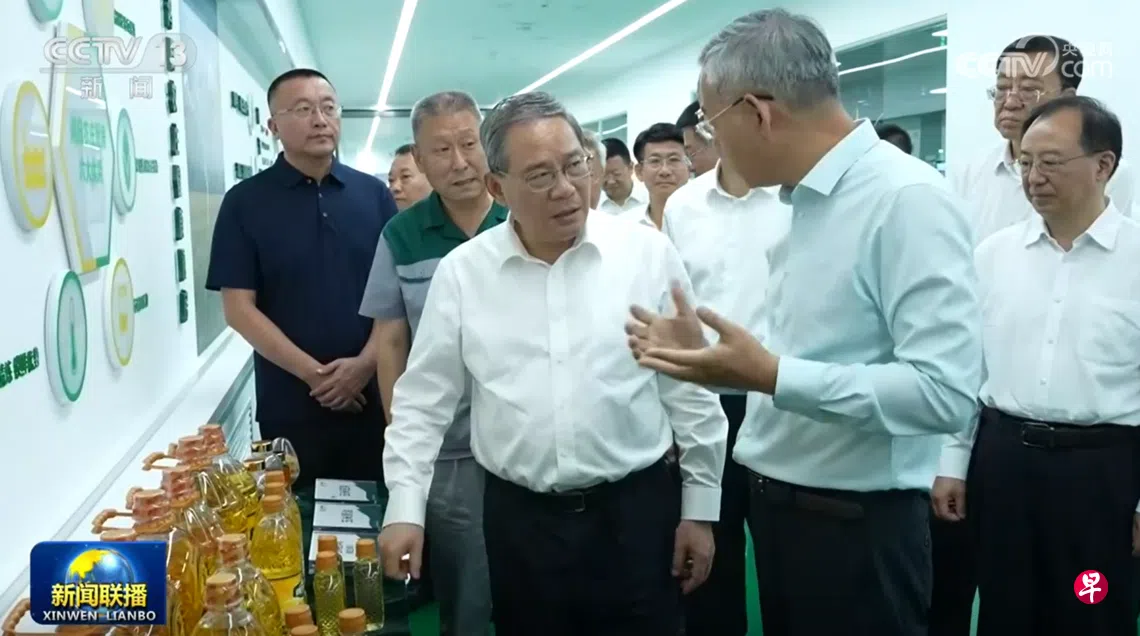 中国国务院总理李强（前排左）本周在黑龙江、吉林两省调研三天，期间强调要严把食品质量安全关，紧盯生产、收购、加工、流通等关键环节，加强从农田到餐桌的全链条监管，让群众吃得放心、健康。图为在吉林旭鑫油脂有限公司，李强察看玉米油生产线，了解生产工艺和产品销售情况。 （央视新闻联播截图）