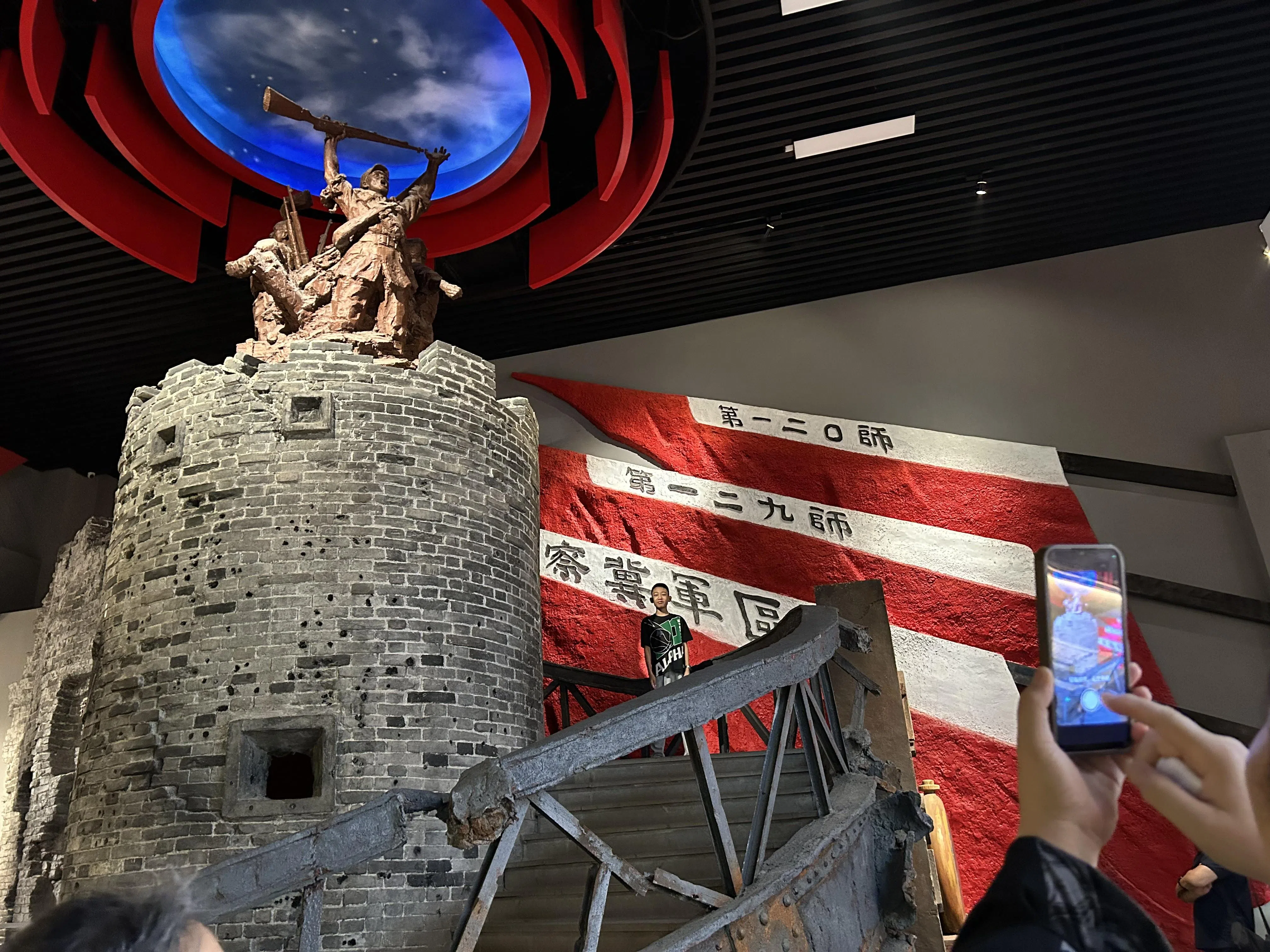 百团大战纪念馆是中国爱国主义教育示范基地之一，详尽介绍战役过程及英烈事迹，吸引民众带孩子参观。（周岳翔摄）