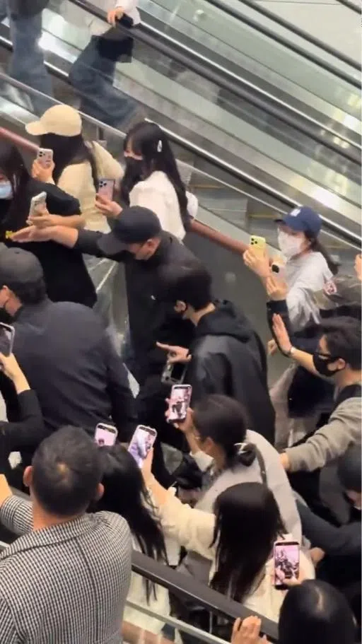 张凌赫出现在高铁站时引来混乱（视频截图）