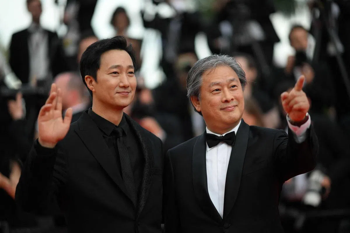 韩国导演朴赞郁（右）与所执导电影《分手的决心》的男主角朴海日。（图/法新社）