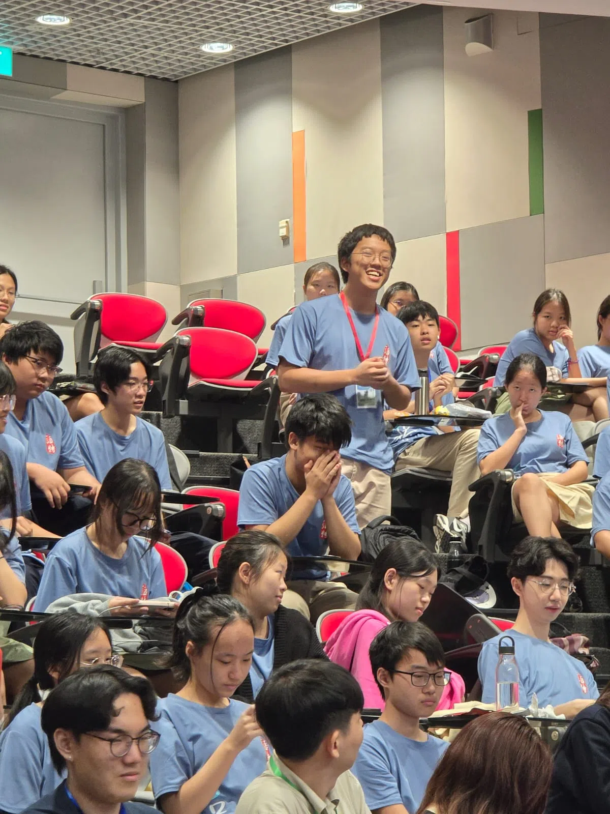 语特学生6月4日出席了一场名为“薪火永相传，蓝天任翱翔”的语特毕业生分享会。图为在籍语特生在现场提问。（徐惠珍摄）