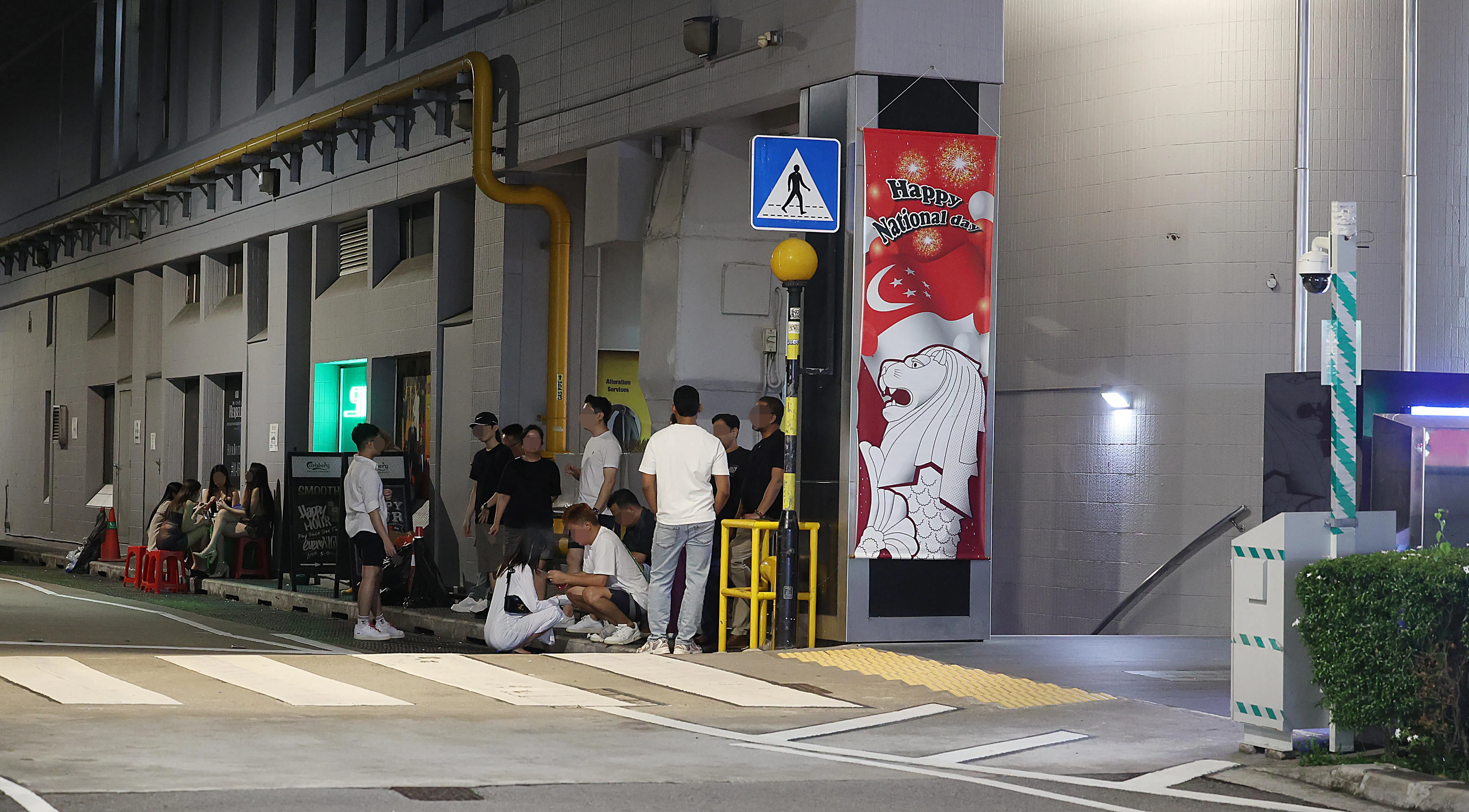 不少烟客在环境局安装的电眼附近吸烟。（蔡振鸿摄）