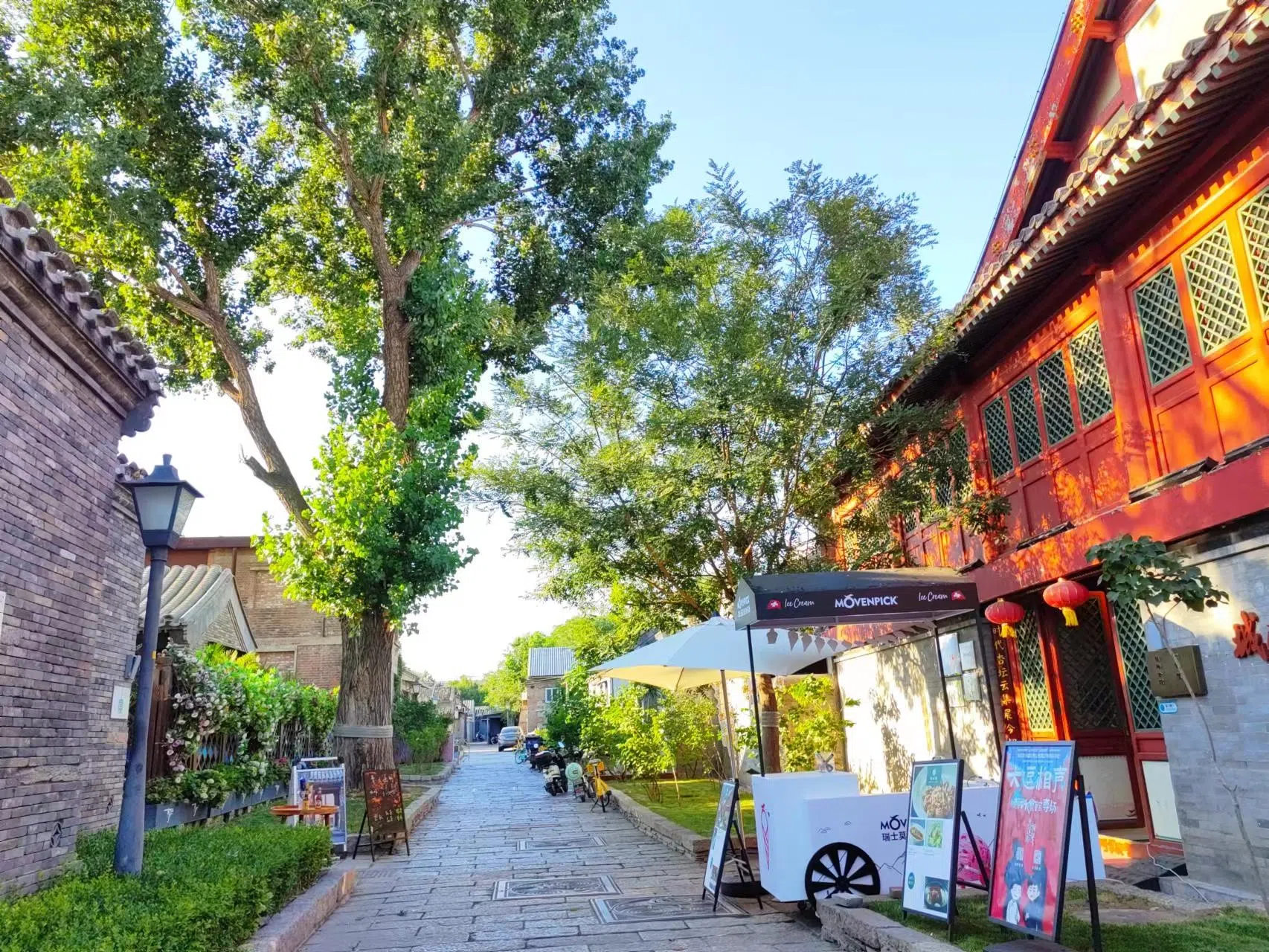 北京胡同的面貌和功能经历蜕变，老旧的胡同经过改造，餐厅、咖啡厅等商业场所纷纷进驻，书写另一种胡同风景。图为北京青云胡同，梅兰芳故居就在这条胡同上。（孟丹丹摄）